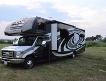 32 ft Tioga Motorhome Exterior - Side View