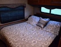 32 ft Tioga Motorhome - Bed